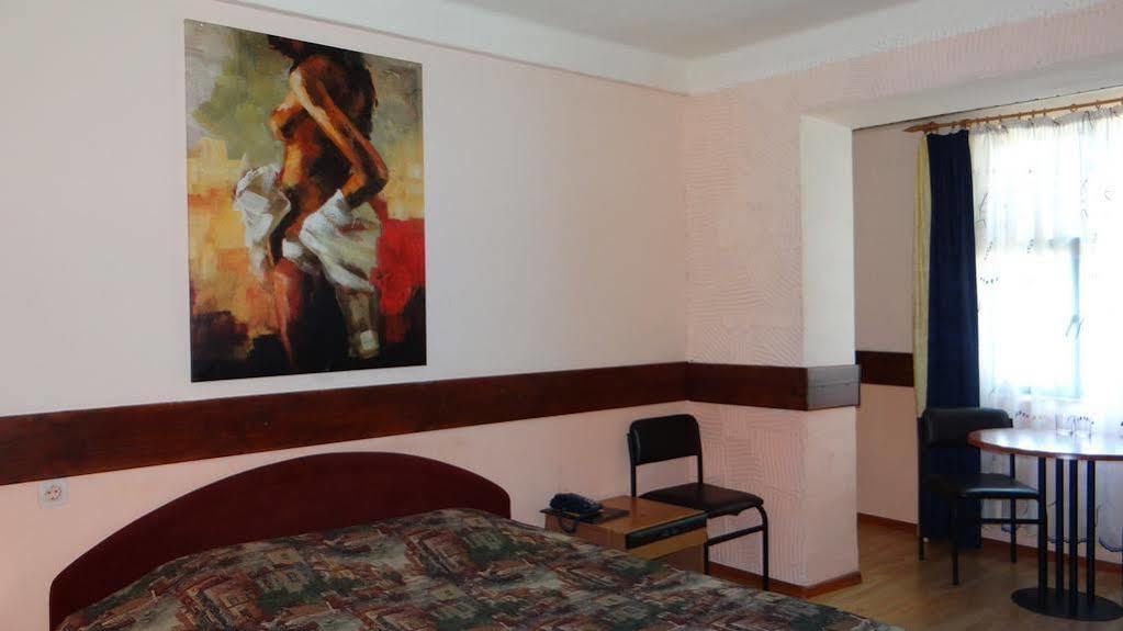Hotel Desna Kut Kiev Ngoại thất bức ảnh